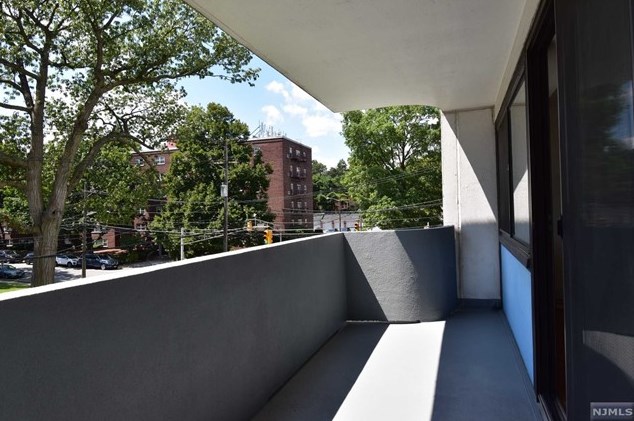 1600 Center Ave, West Fort Lee NJ 07024-4731 exterior