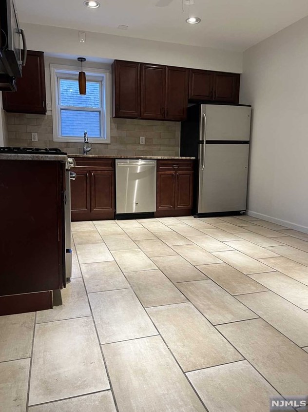 41 Van Dyke St, Wallington NJ  07057-2224 exterior