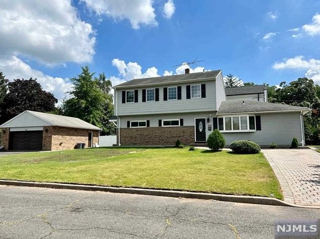 228 Hillcrest Dr, Paramus NJ  07652-3227 exterior