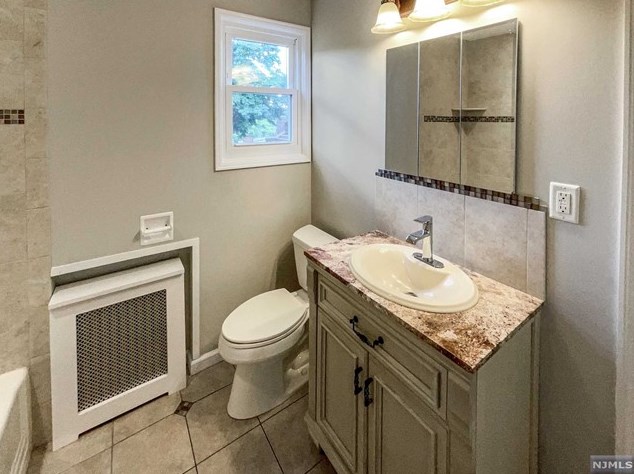 229 Riv Dr, Elmwood Park NJ  07407-1721 exterior