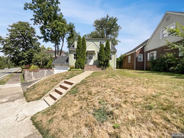 229 Riv Dr, Elmwood Park NJ  07407-1721 exterior