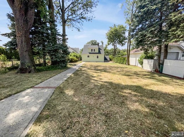 229 Riv Dr, Elmwood Park NJ  07407-1721 exterior