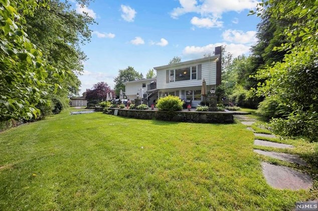 108 Brown Cir, Paramus NJ  07652-5239 exterior