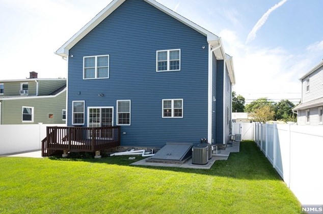 405 Riverdale Blvd, Pompton Falls NJ  07442-2425 exterior