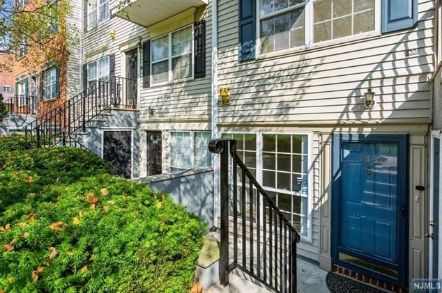 105 Vaughan Dr, Newark NJ  07103-3469 exterior