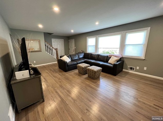 16 Lachmund Ct, Westwood NJ  07675-7253 exterior