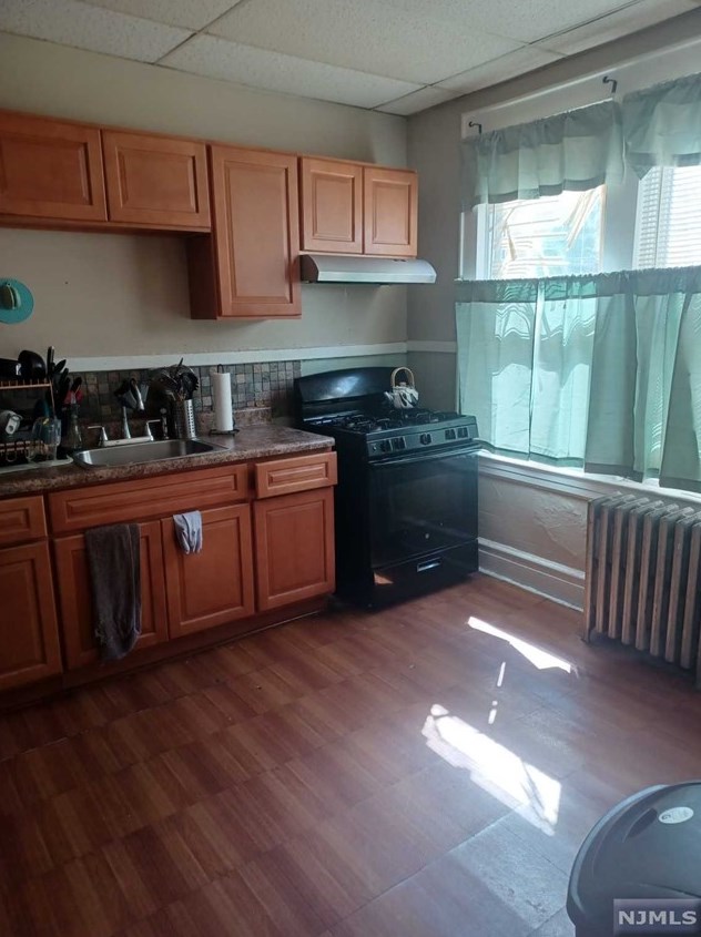 80 Grand Ave, Newark NJ  07106-1220 exterior