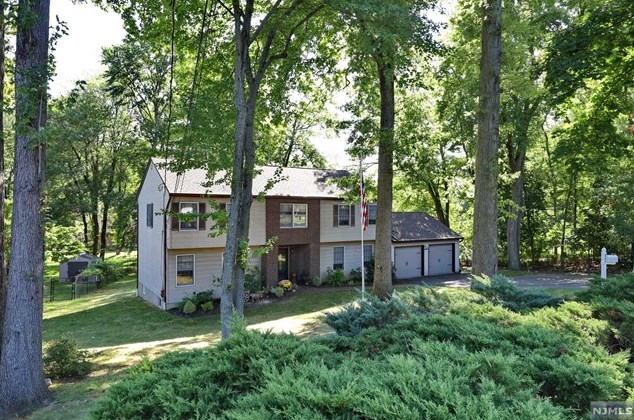 662 Pascack Rd, Paramus NJ  07652-4235 exterior