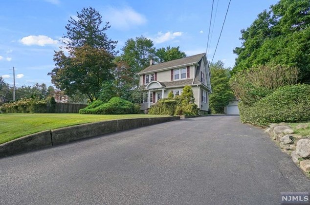 85 Pascack Rd, Hillsdale NJ  07642-1300 exterior