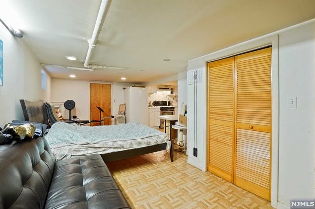 436 Chestnut St, Ridgefield NJ  07657-2606 exterior