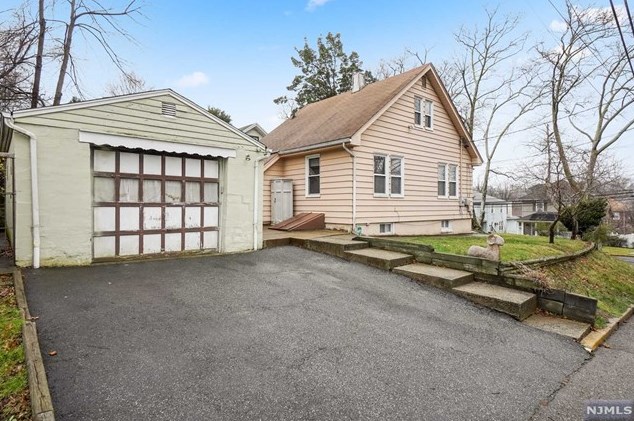 436 Chestnut St, Ridgefield NJ  07657-2606 exterior