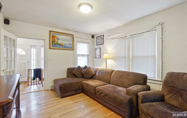 436 Chestnut St, Ridgefield NJ  07657-2606 exterior