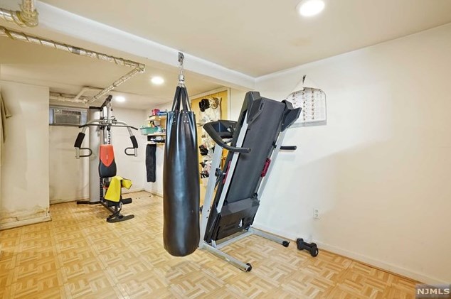 436 Chestnut St, Ridgefield NJ  07657-2606 exterior