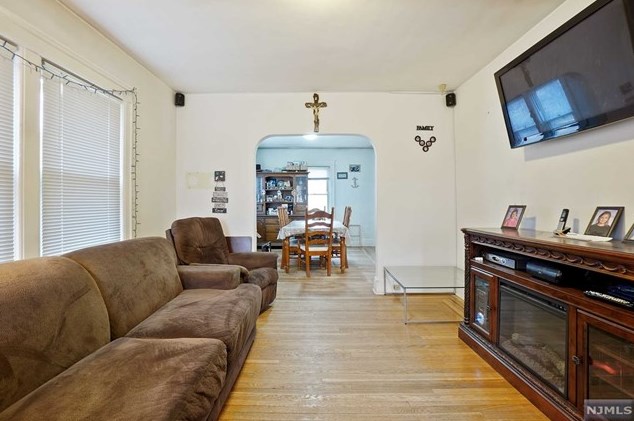 436 Chestnut St, Ridgefield NJ  07657-2606 exterior