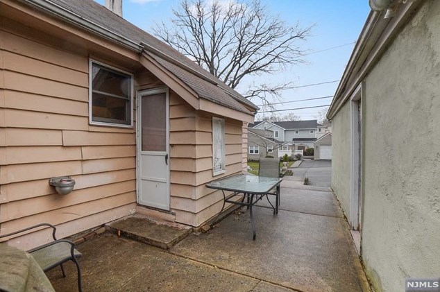 436 Chestnut St, Ridgefield NJ  07657-2606 exterior