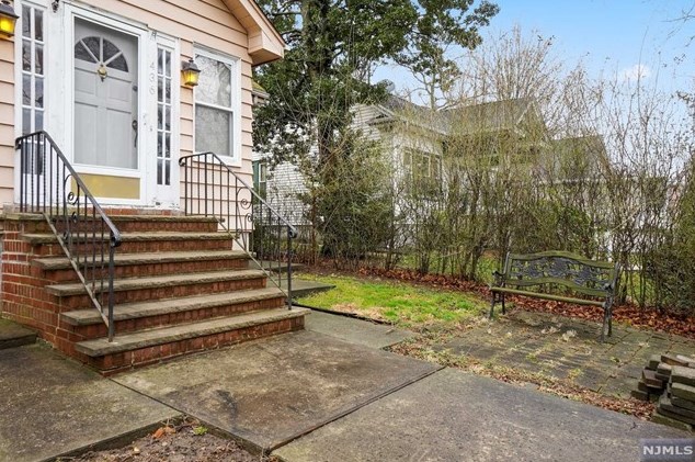 436 Chestnut St, Ridgefield NJ  07657-2606 exterior