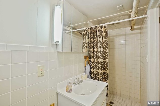 436 Chestnut St, Ridgefield NJ  07657-2606 exterior