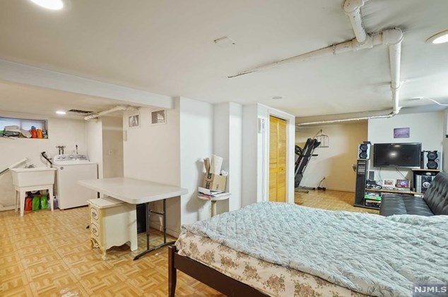 436 Chestnut St, Ridgefield NJ  07657-2606 exterior