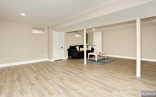 683 Pascack Rd, Paramus NJ  07652-4243 exterior