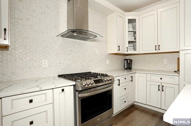683 Pascack Rd, Paramus NJ  07652-4243 exterior