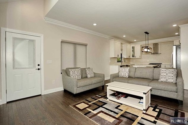 683 Pascack Rd, Paramus NJ  07652-4243 exterior