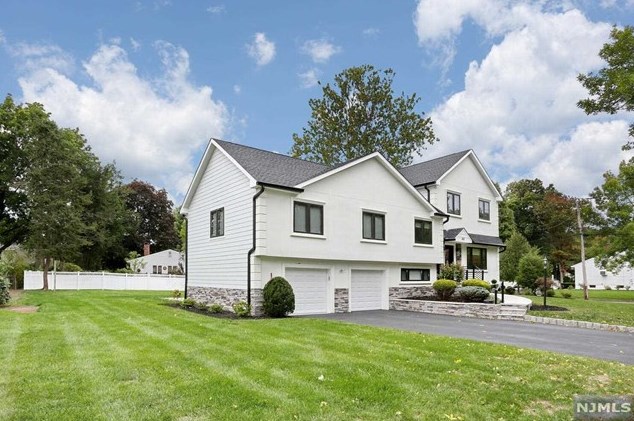 683 Pascack Rd, Paramus NJ  07652-4243 exterior