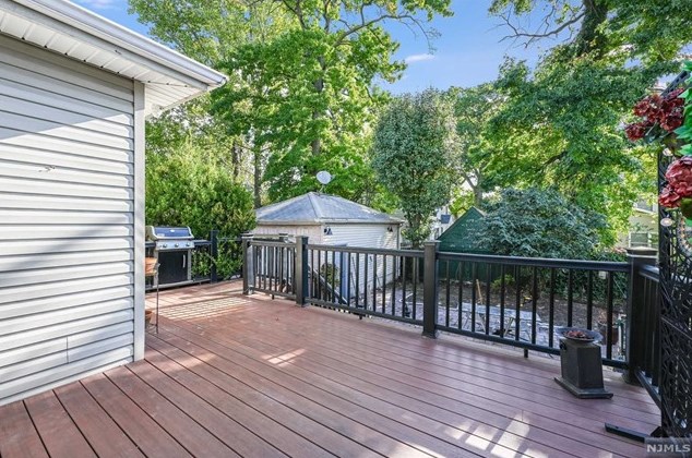 1110 Edgewood Ln, West Fort Lee NJ  07024-4230 exterior