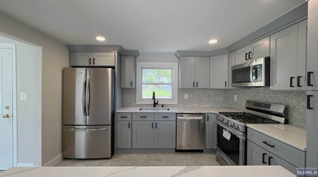 48 Emwood Dr, Emerson NJ  07630-1902 exterior