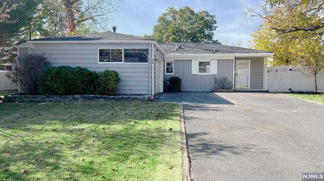 48 Emwood Dr, Emerson NJ  07630-1902 exterior