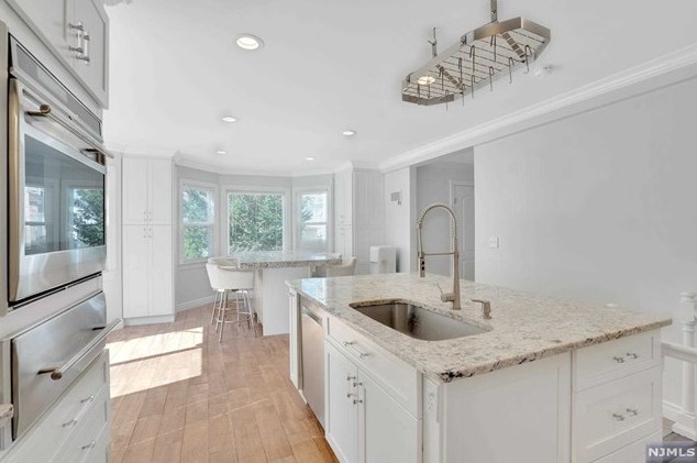 349 Manor Ct, Lyndhurst NJ 07071-1007 exterior