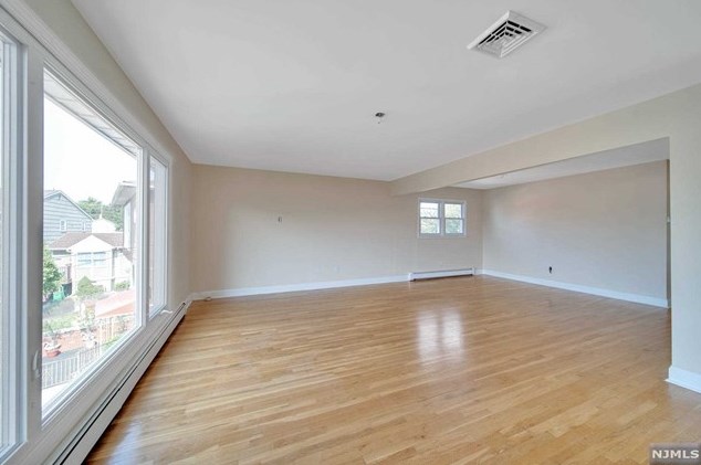 349 Manor Ct, Lyndhurst NJ 07071-1007 exterior