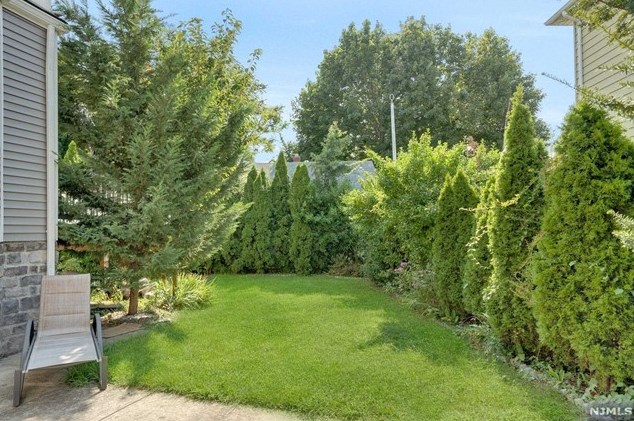 349 Manor Ct, Lyndhurst NJ 07071-1007 exterior