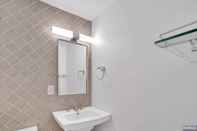 349 Manor Ct, Lyndhurst NJ 07071-1007 exterior