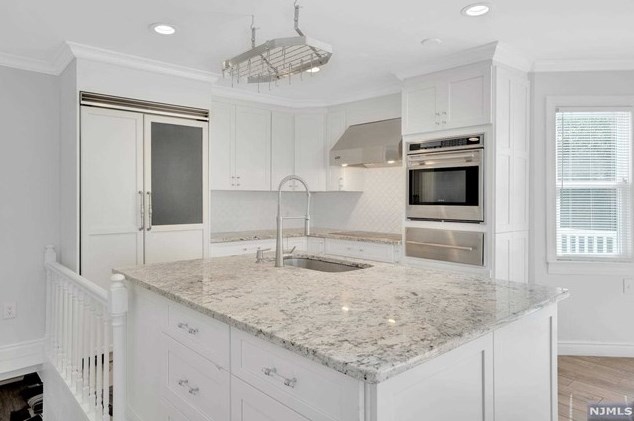 349 Manor Ct, Lyndhurst NJ 07071-1007 exterior