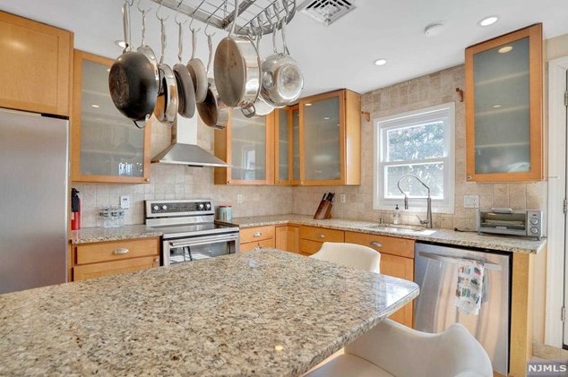 349 Manor Ct, Lyndhurst NJ 07071-1007 exterior