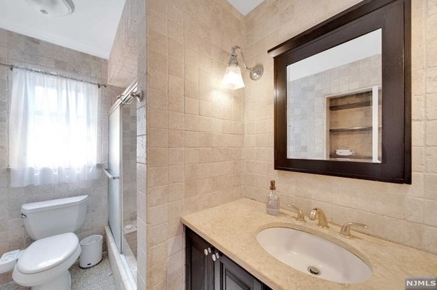 349 Manor Ct, Lyndhurst NJ 07071-1007 exterior