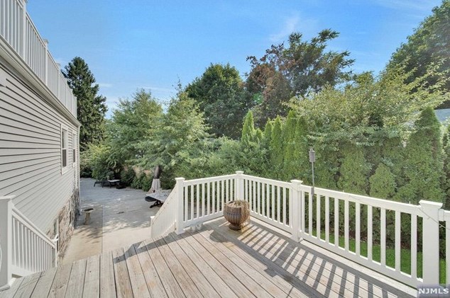 349 Manor Ct, Lyndhurst NJ 07071-1007 exterior