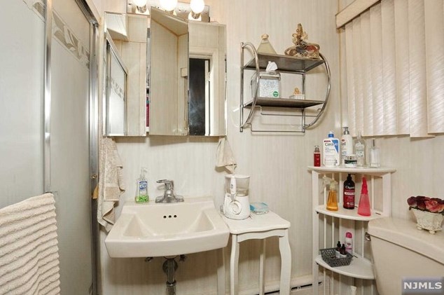 2 Beechwood Ave, Elmwood Park NJ  07407-1711 exterior