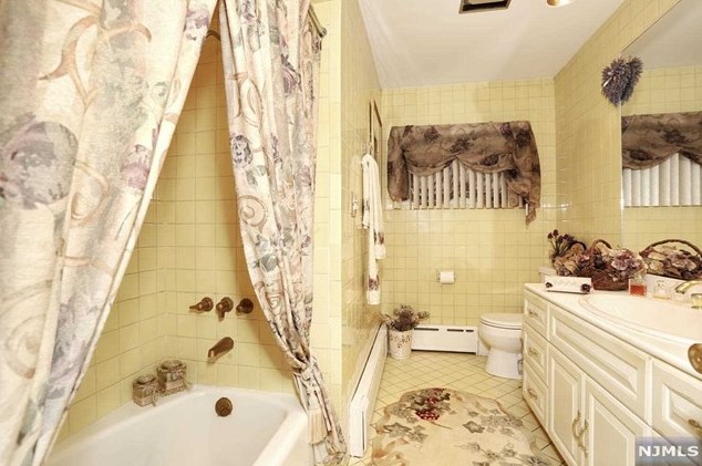 2 Beechwood Ave, Elmwood Park NJ  07407-1711 exterior