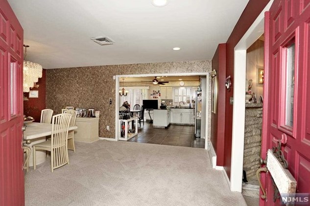 2 Beechwood Ave, Elmwood Park NJ  07407-1711 exterior