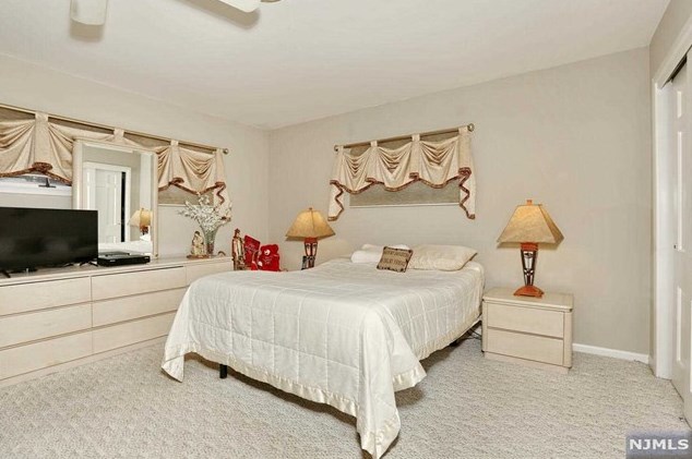 2 Beechwood Ave, Elmwood Park NJ  07407-1711 exterior