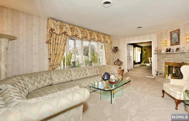 2 Beechwood Ave, Elmwood Park NJ  07407-1711 exterior