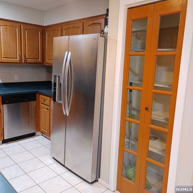 505 Teal Plz, Secaucus NJ  07094-2215 exterior