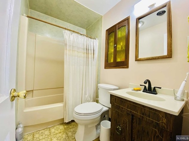 121 Colonial Ave, Saddle Brook NJ  07663-5104 exterior