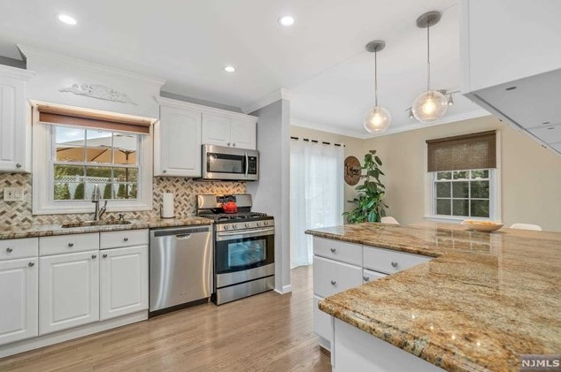 80 Crain Rd, Paramus NJ  07652-4016 exterior