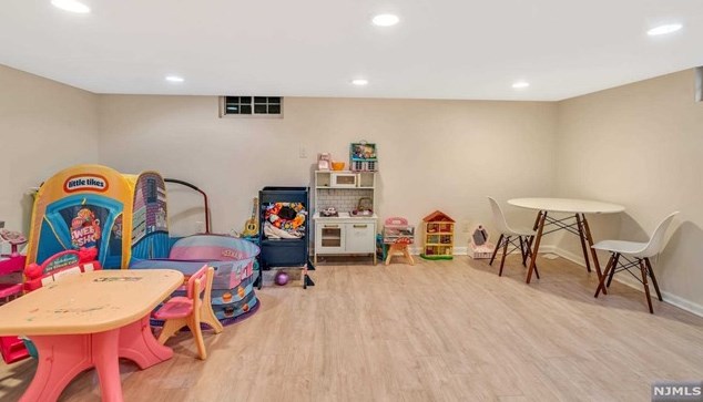 80 Crain Rd, Paramus NJ  07652-4016 exterior