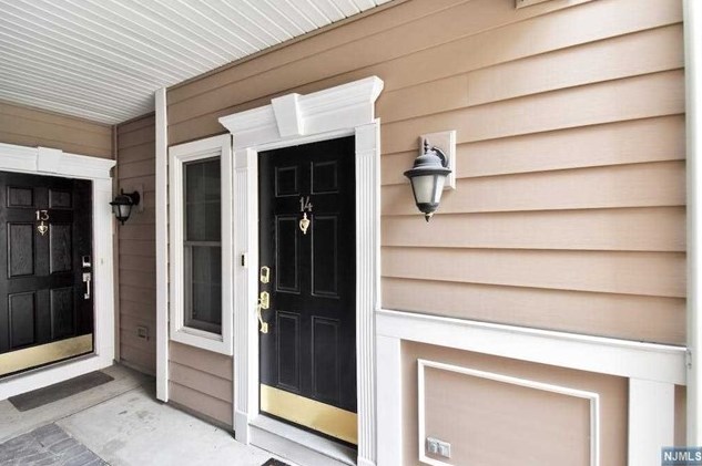 14 Lydia Dr, West New York NJ  07093-8301 exterior
