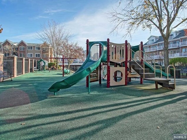 14 Lydia Dr, West New York NJ  07093-8301 exterior