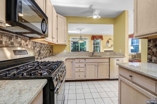 20 Pne Lk Ter, Westwood NJ 07675-6482 exterior