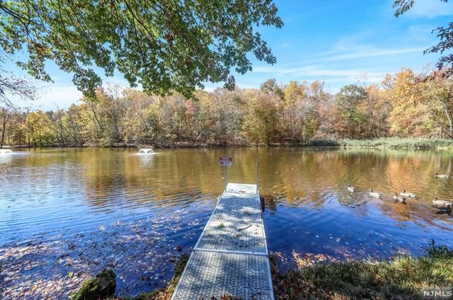 20 Pne Lk Ter, Westwood NJ 07675-6482 exterior